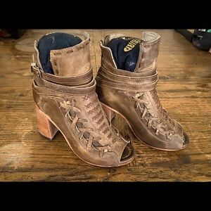 Hip n’ Sexy open toed heeled boots